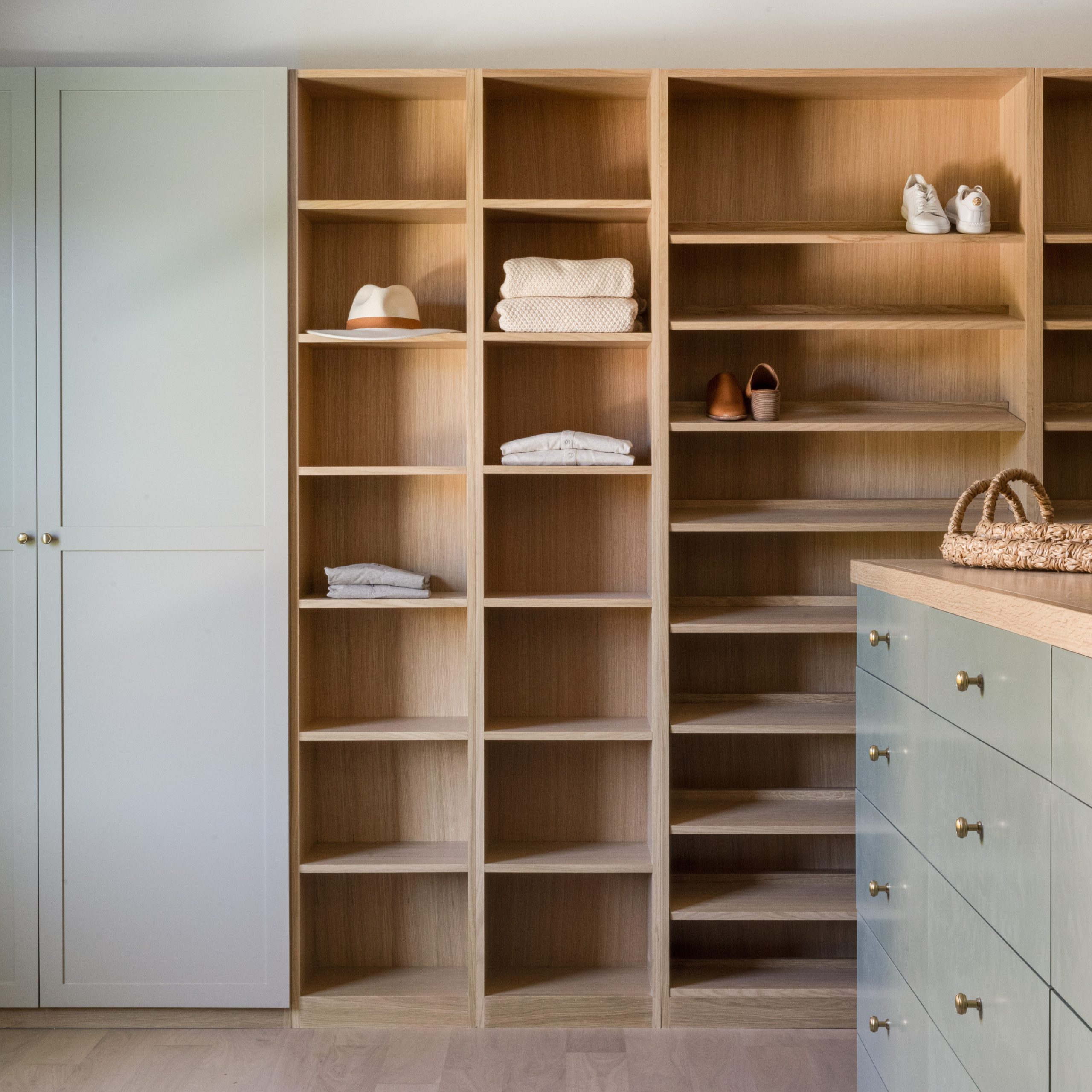 Small Walk-In Closet Organization: Tips and Tricks - Architecture ...