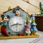mickey mouse and minnie mouse analog clock at 10 00