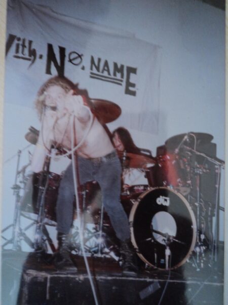 Layne Staley performing live with Alice in Chains
