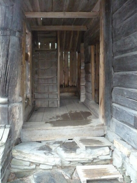 Telemark 1750-1800 farmhouse entryway.