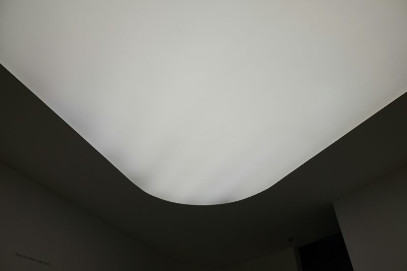 A room with a white ceiling and a clock on the wall