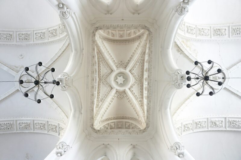 White decorative ceiling in the interior of the synagogue in Grodno.