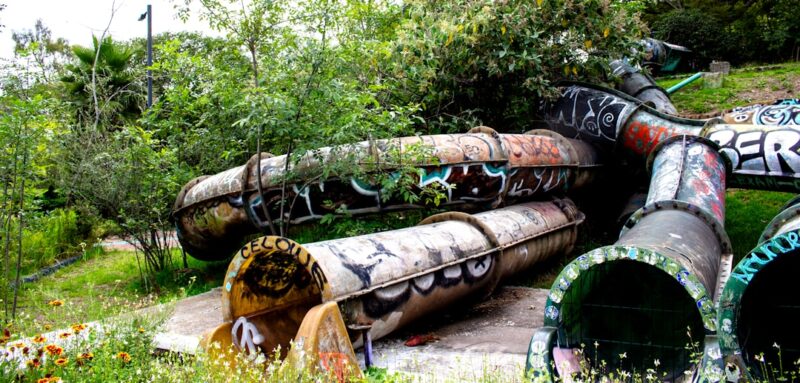 A bunch of pipes that are sitting in the grass