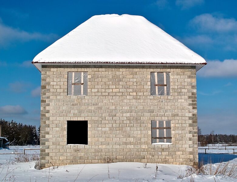 SDIM1734_2 Unfinished Masonry Block House in Village Kuznetsovo (Кузнецово). South elevation.