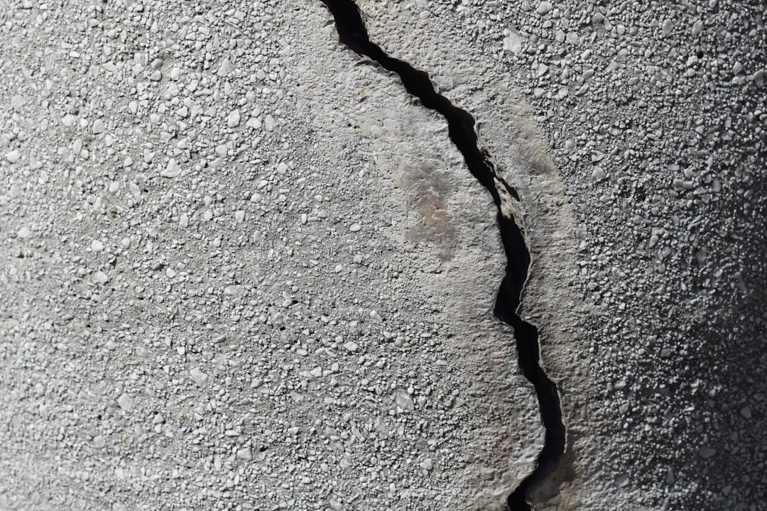a crack in the side of a concrete wall