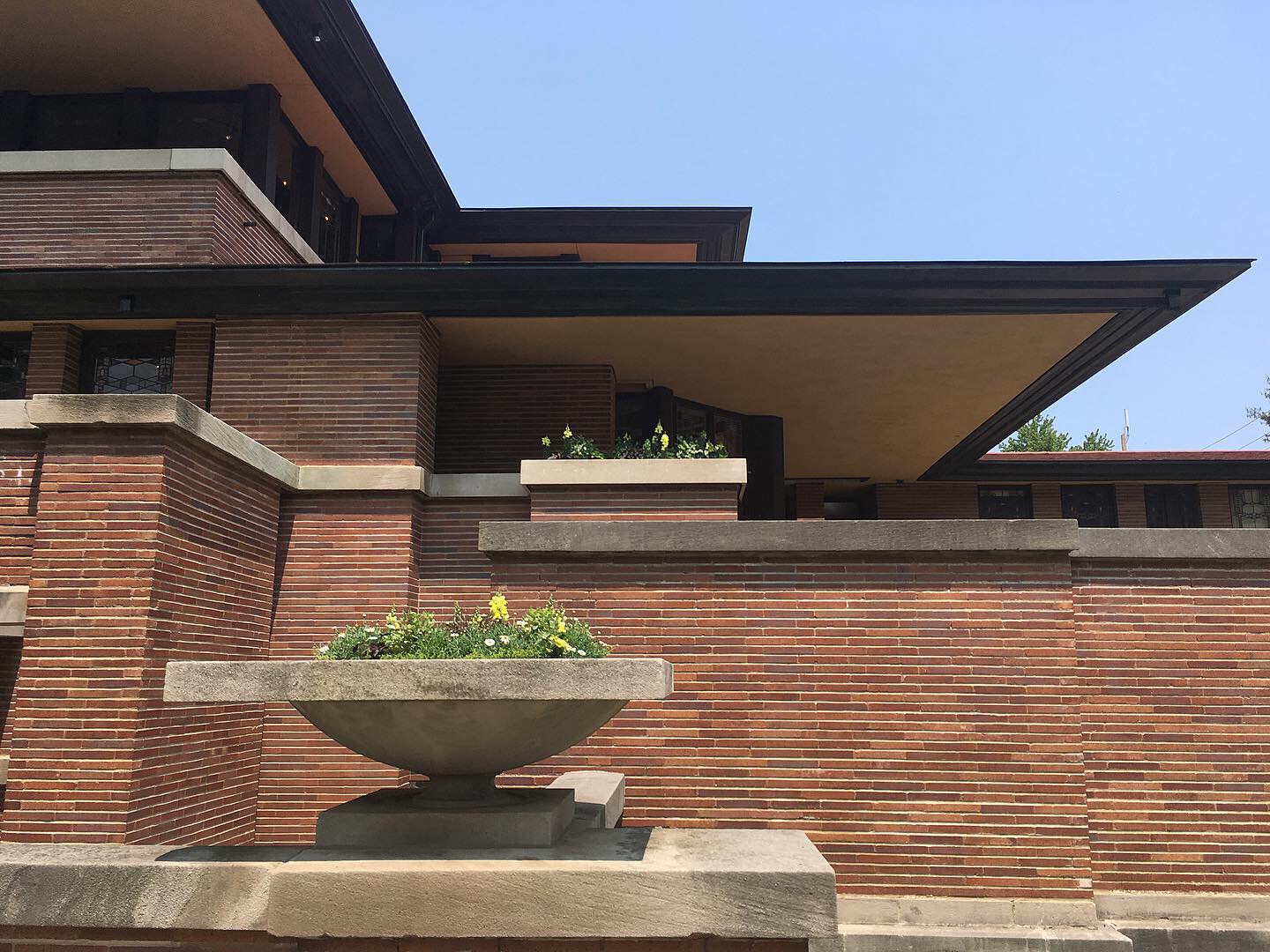Robie House’s horizontal lines and open plan epitomizing Prairie School style in Chicago.