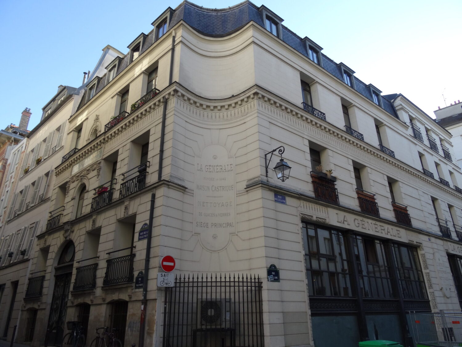 Maison de Verre’s glass block walls and mechanical ingenuity in Paris.