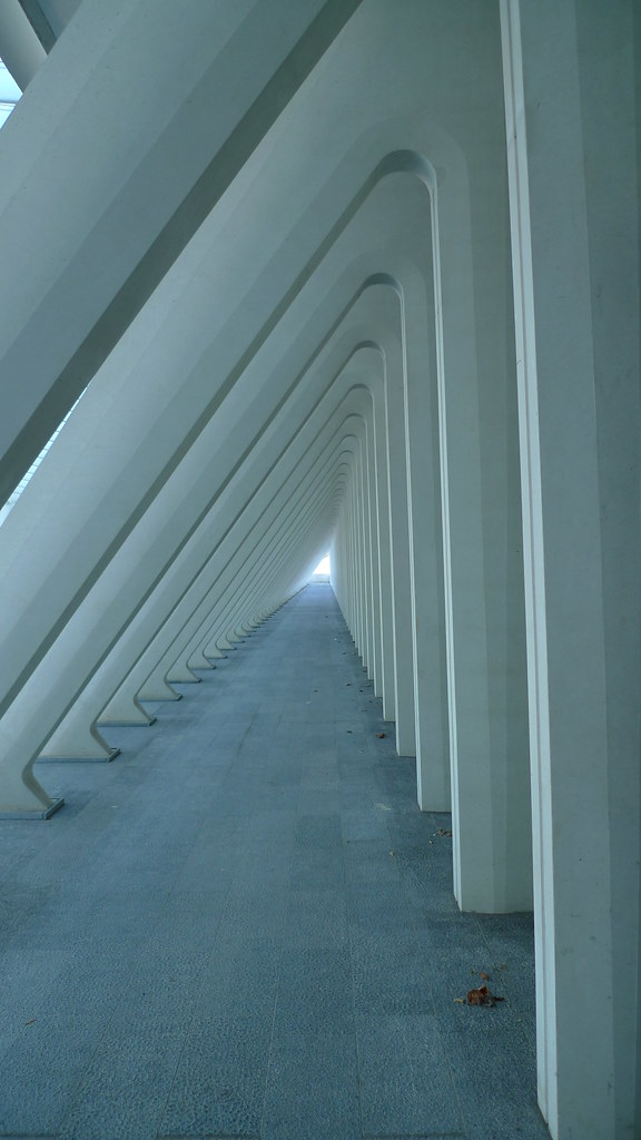 Diagonals in the Daylight illustrating plays of colored and tunable lighting effects.