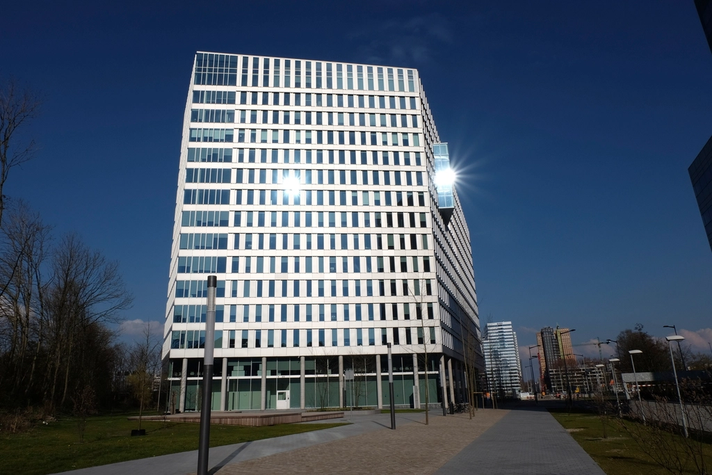 Modern sustainable office building showcasing innovative energy and smart technologies in Amsterdam.