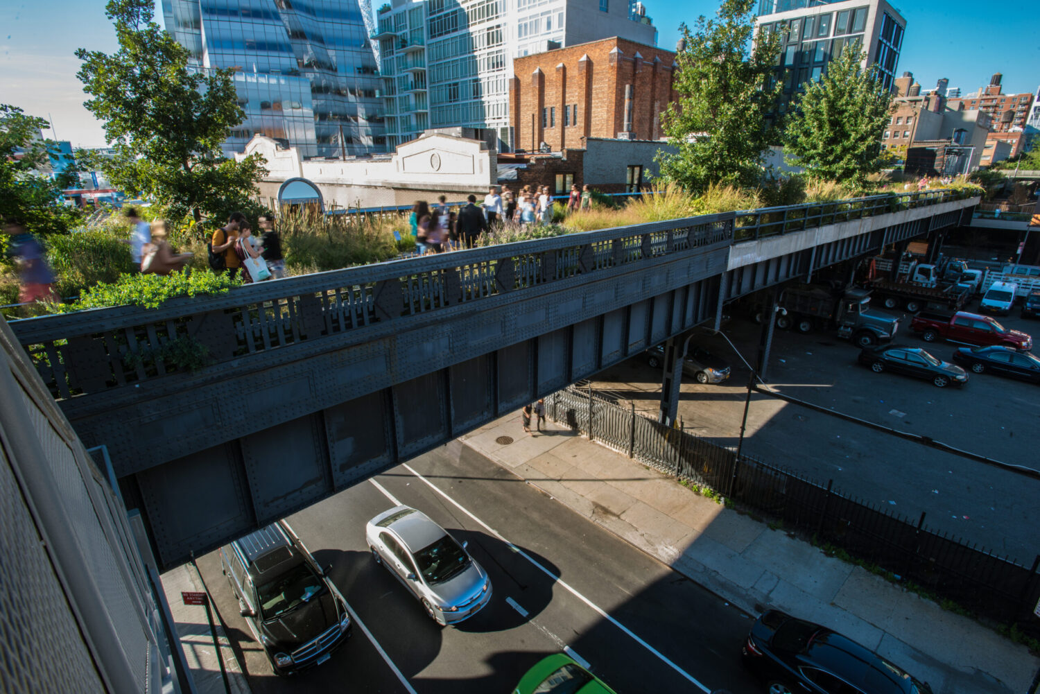 Elevated urban park built on former rail line, enhancing green space and pedestrian connectivity in New York City.